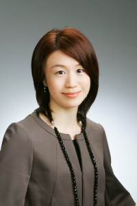 塙 麻紀子 氏